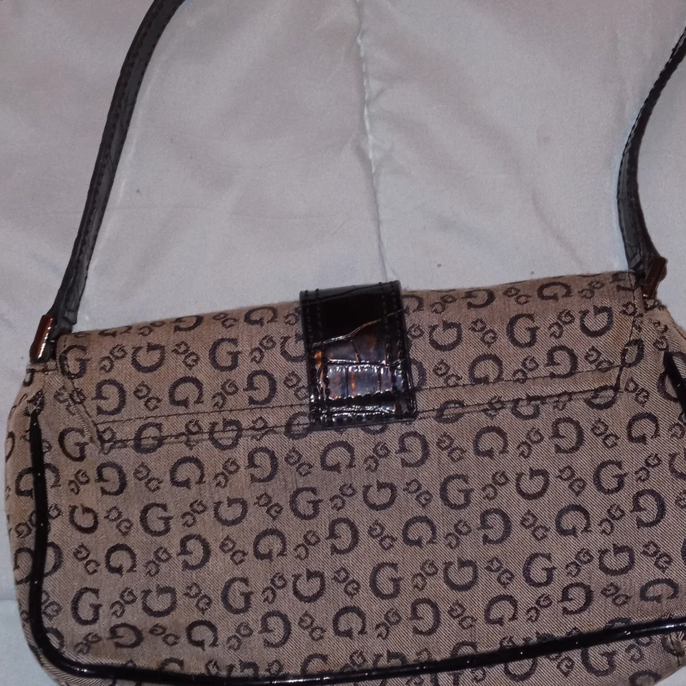 EUC Guess hand bag - Picture 2 of 4